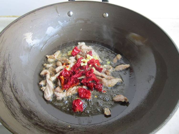 黄豆芽韭菜辣皮子炒肉步骤5