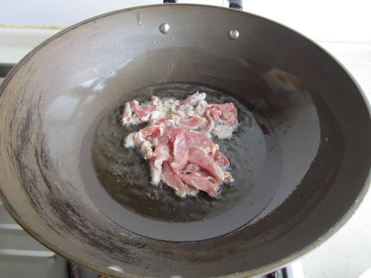 黄豆芽韭菜辣皮子炒肉步骤4