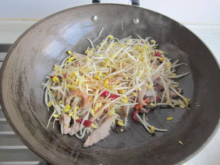 黄豆芽韭菜辣皮子炒肉步骤7