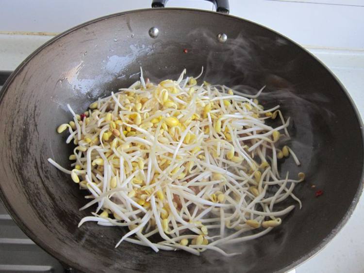 黄豆芽韭菜辣皮子炒肉步骤6