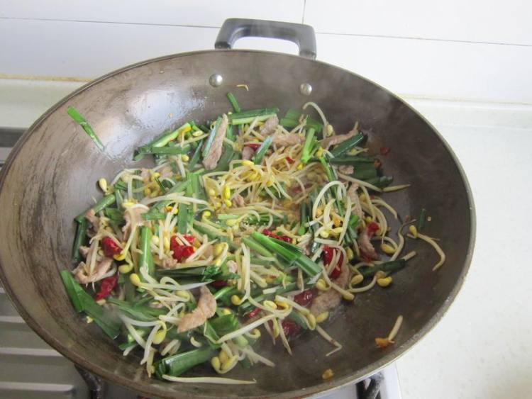 黄豆芽韭菜辣皮子炒肉步骤9