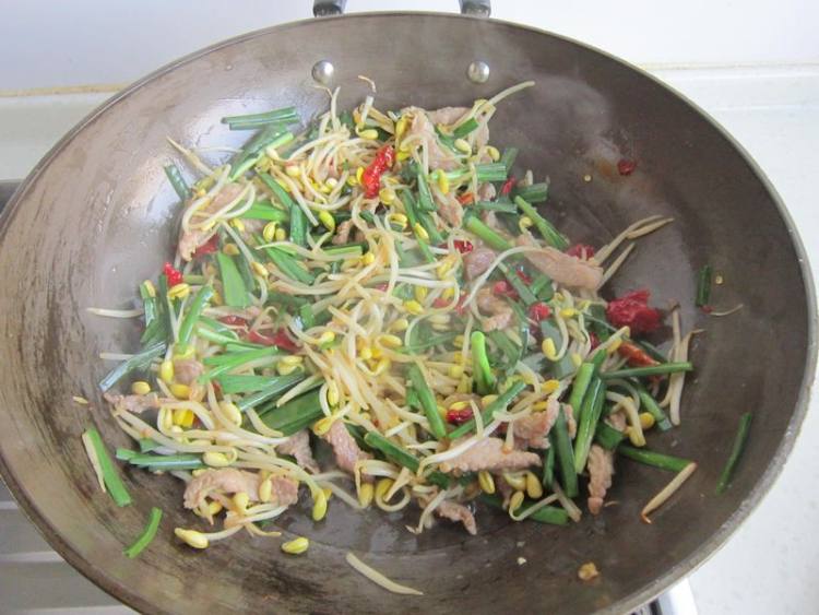 黄豆芽韭菜辣皮子炒肉步骤10