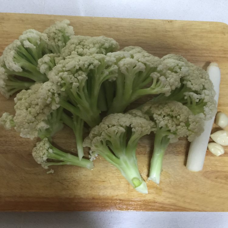剁椒有机花菜炒羊肉步骤1