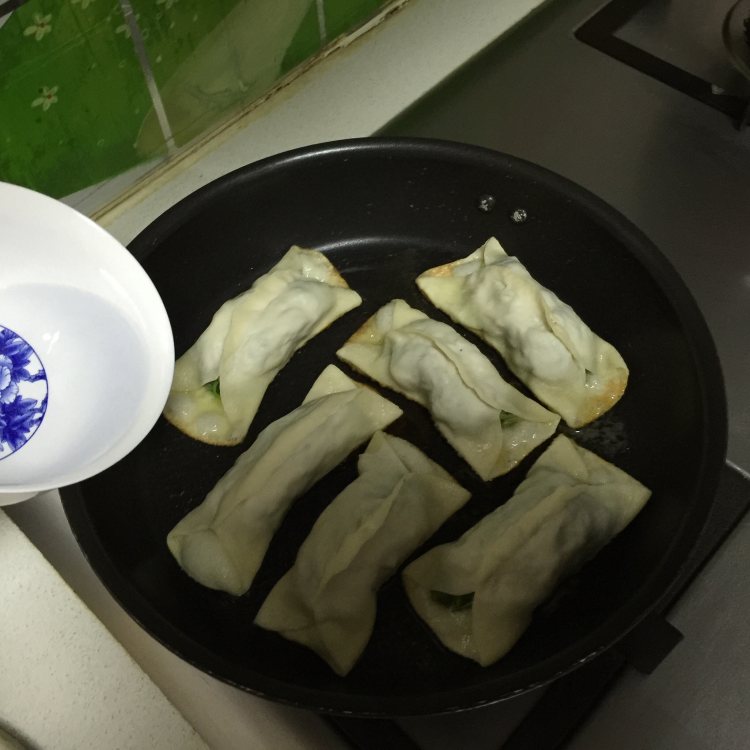 羊肉毛芹锅贴步骤13