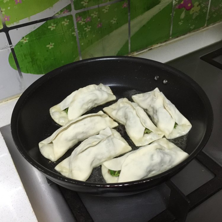 羊肉毛芹锅贴步骤12
