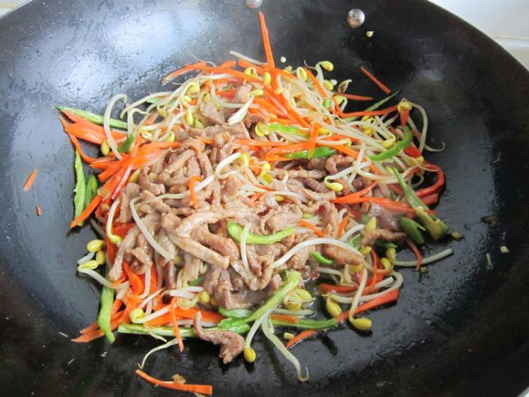 胡萝卜黄豆芽炒肉步骤9