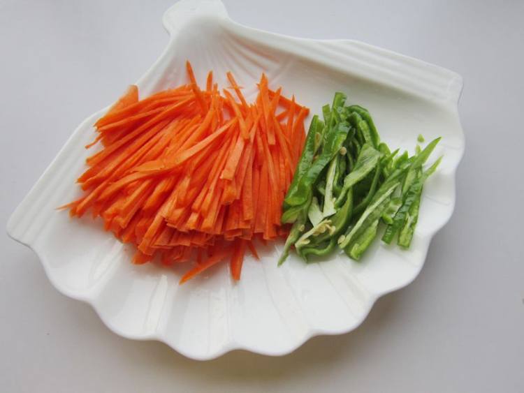胡萝卜黄豆芽炒肉步骤2