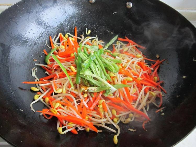 胡萝卜黄豆芽炒肉步骤8