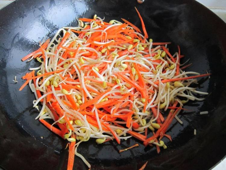 胡萝卜黄豆芽炒肉步骤7