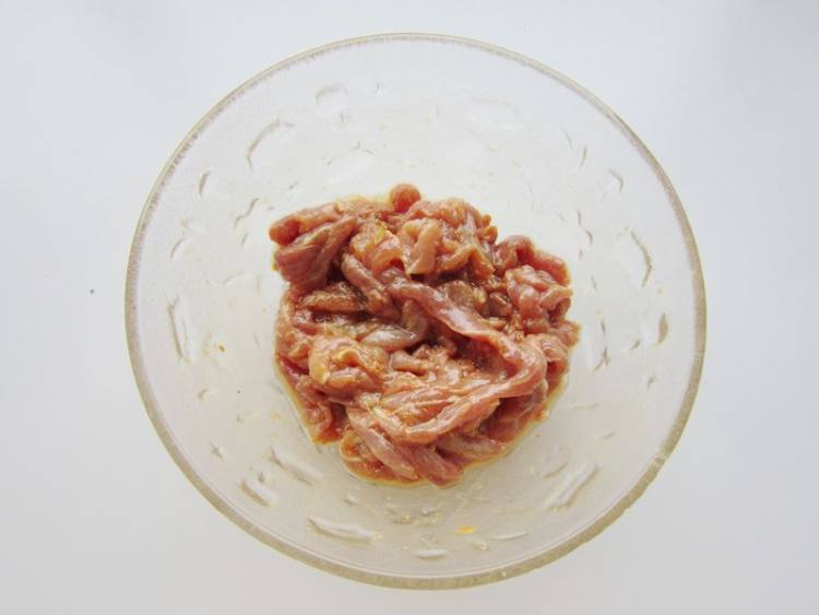 胡萝卜黄豆芽炒肉步骤4