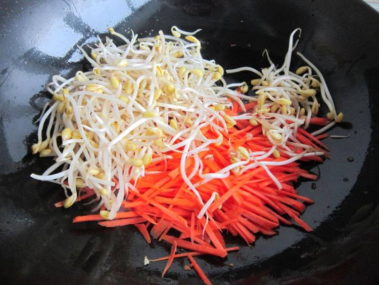 胡萝卜黄豆芽炒肉步骤6
