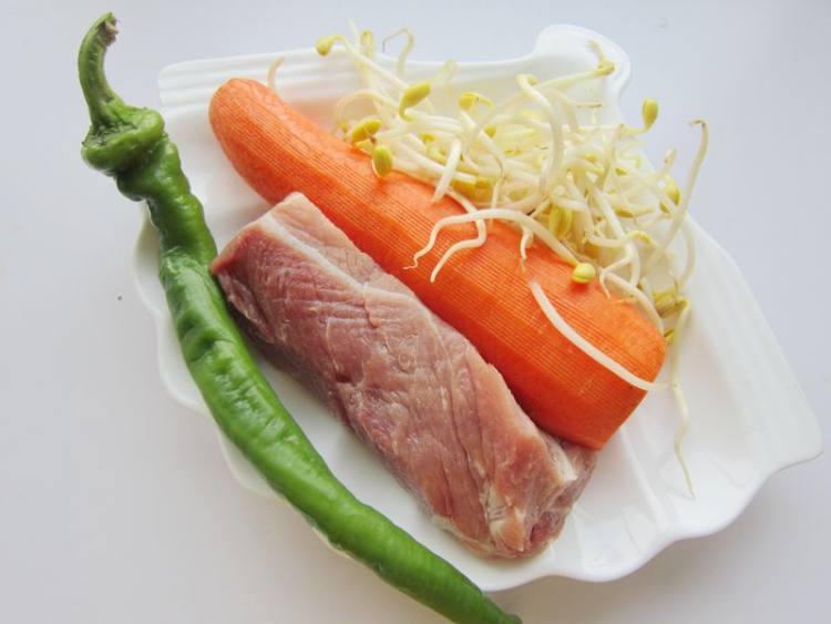 胡萝卜黄豆芽炒肉步骤1