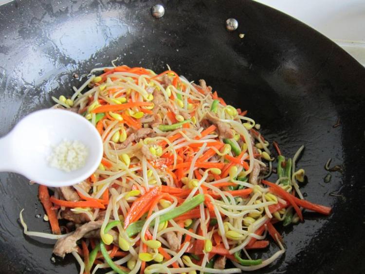 胡萝卜黄豆芽炒肉步骤10