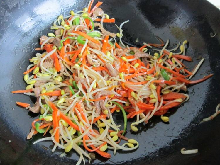 胡萝卜黄豆芽炒肉步骤11