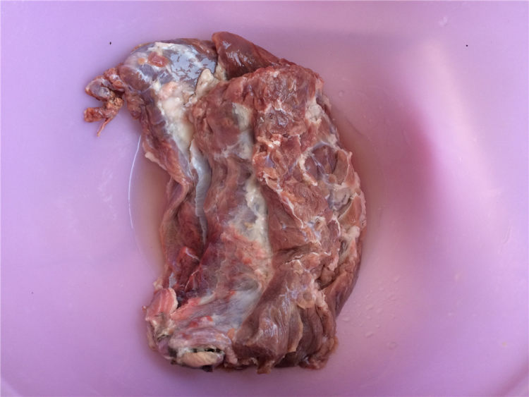 羊肉炖胡萝卜步骤1