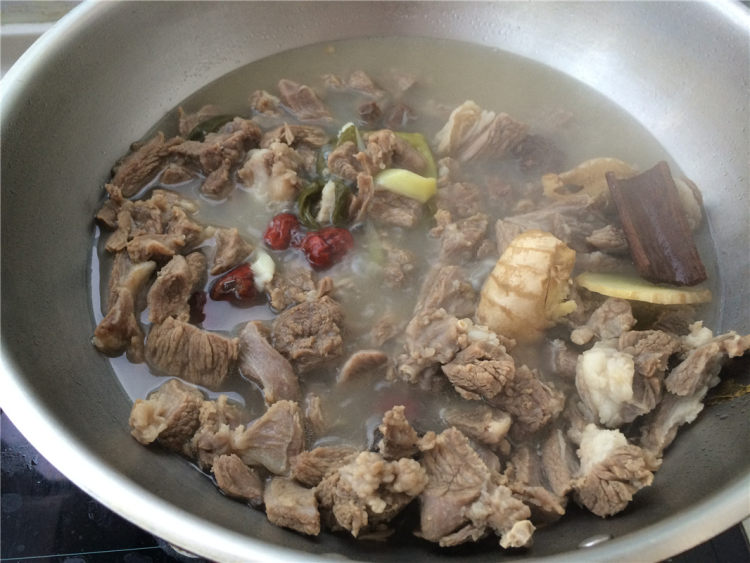 羊肉炖胡萝卜步骤4