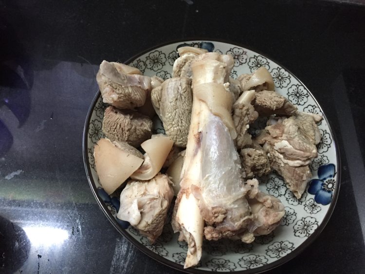 羊肉炖白菜步骤1
