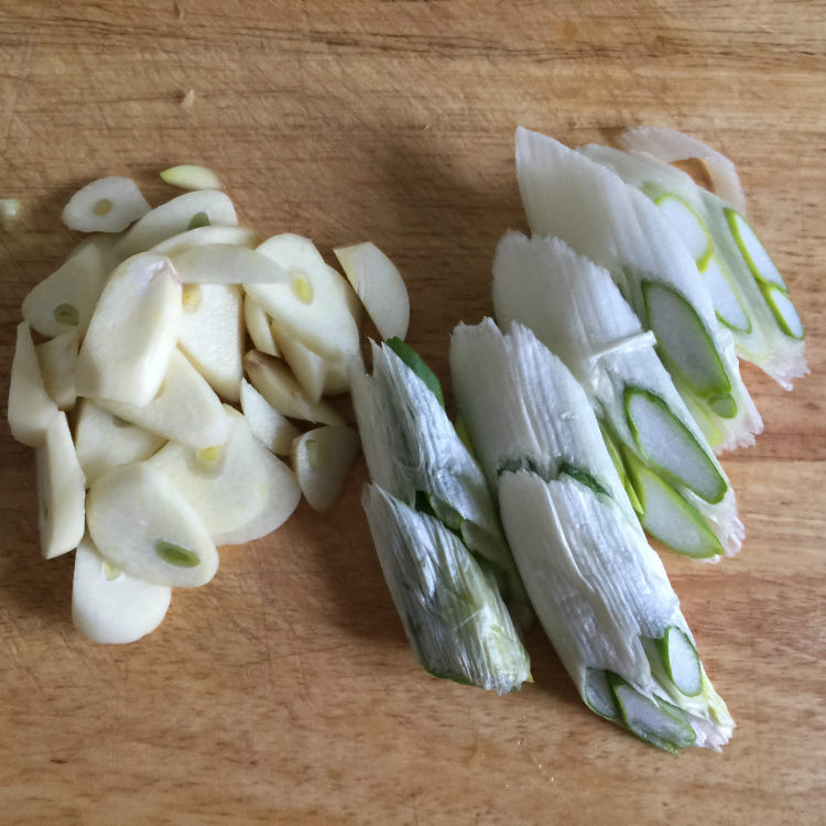 圆菇炒肉步骤4