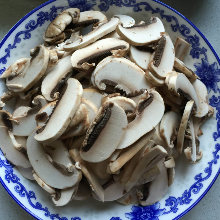 圆菇炒肉步骤2