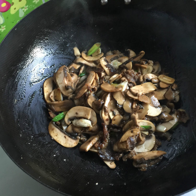 圆菇炒肉步骤8