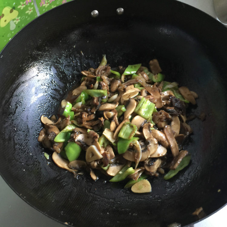 圆菇炒肉步骤7