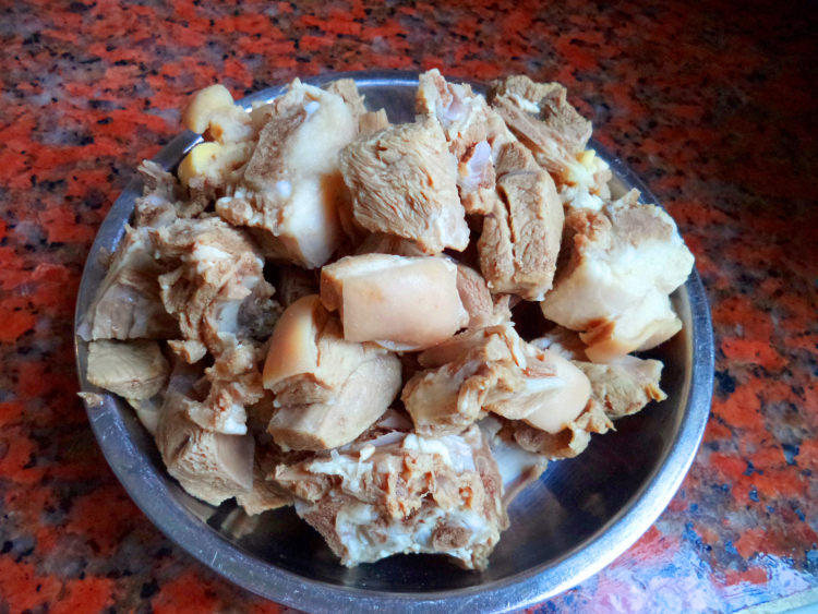 羊肉焖栗子步骤2