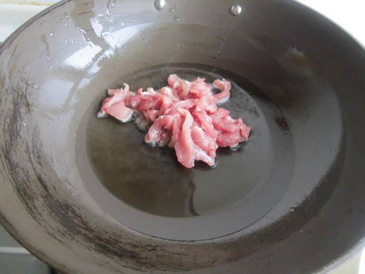 韭菜辣皮子炒肉步骤4