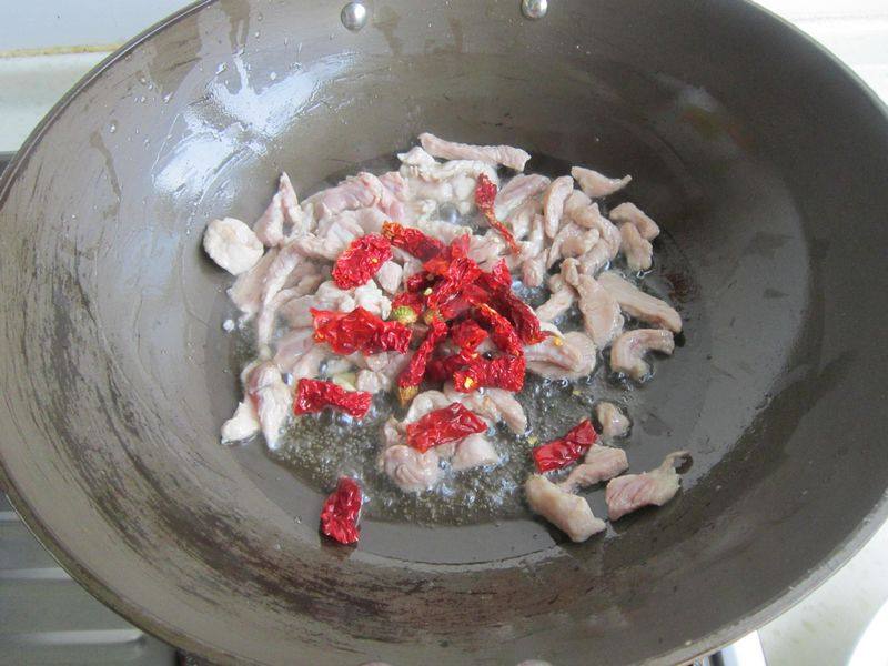 韭菜辣皮子炒肉步骤5