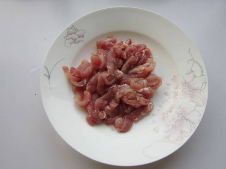韭菜辣皮子炒肉步骤3