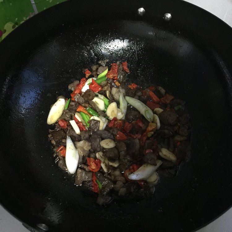 胡萝卜木耳炒肉步骤8