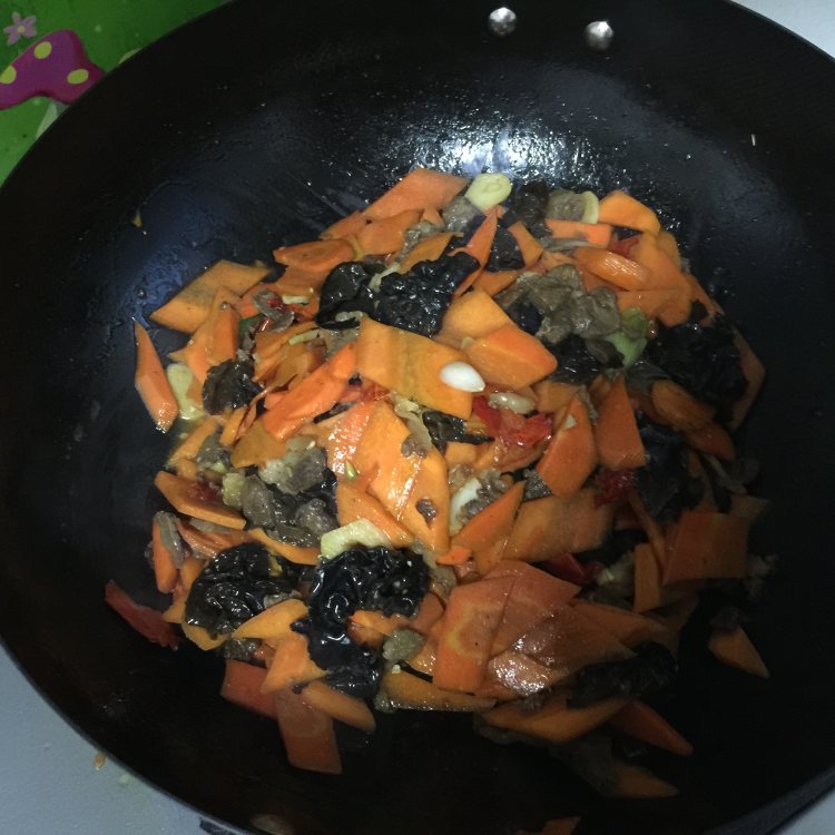胡萝卜木耳炒肉步骤10