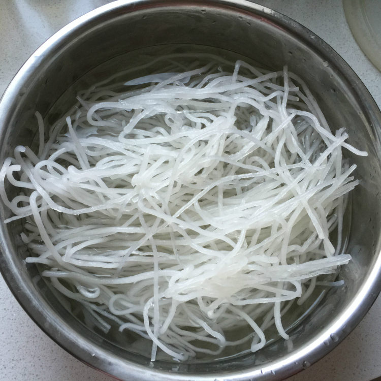 酸菜粉条肉步骤2