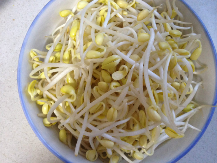 韭菜豆芽炒肉丝步骤4