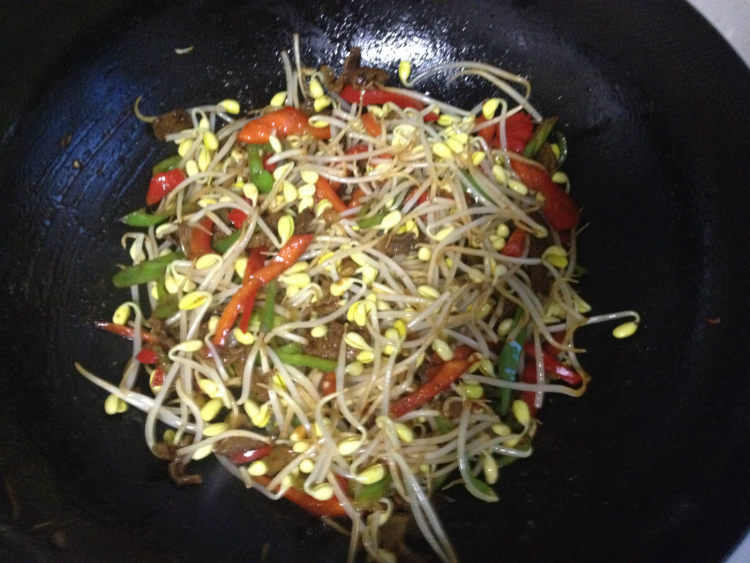 韭菜豆芽炒肉丝步骤9