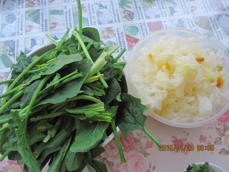 羊肉菠菜银耳砂锅步骤1
