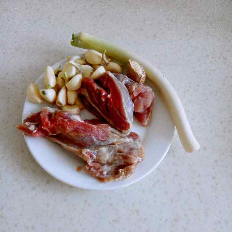 蒜爆羊肉步骤1