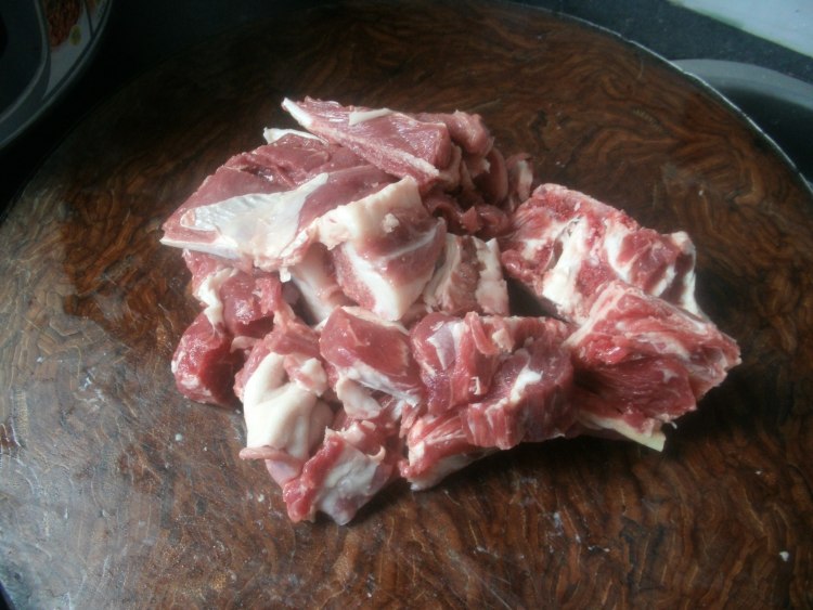 大蒜焖羊肉步骤1