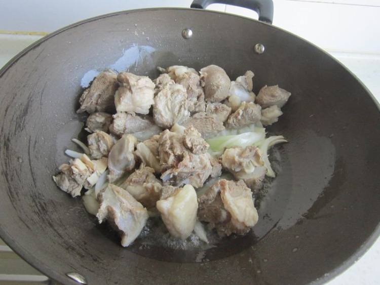 馕焖肉步骤7