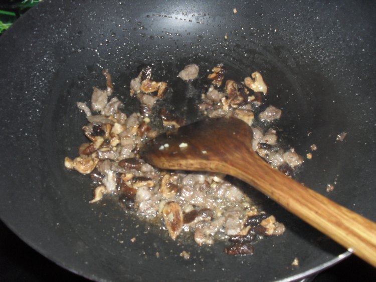 野蘑菇炮仗子汤饭步骤4