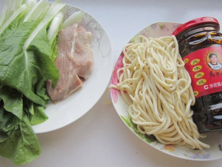 老干妈炒拉条子步骤1