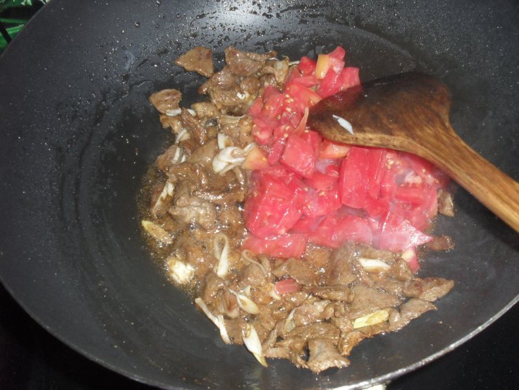 杂蔬炒肉拌面步骤5