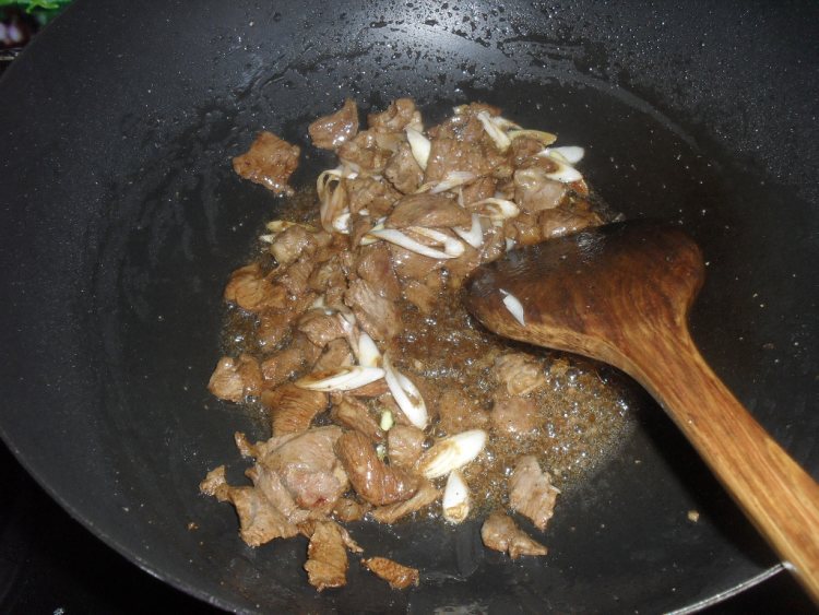 杂蔬炒肉拌面步骤4
