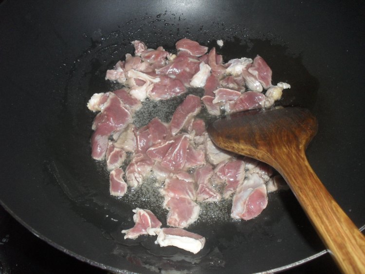 杂蔬炒肉拌面步骤3