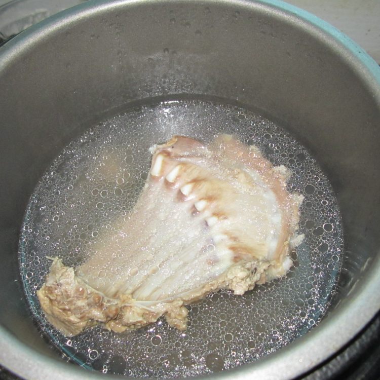 酸辣羊肉步骤1