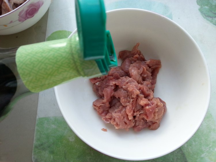 羊肉炒青椒步骤2