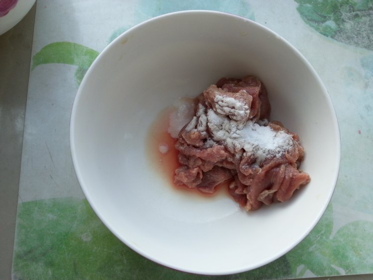 羊肉炒青椒步骤1