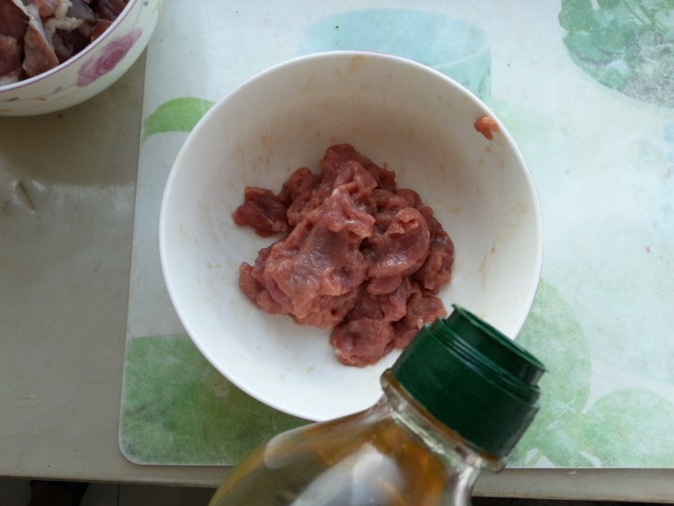 羊肉炒青椒步骤5