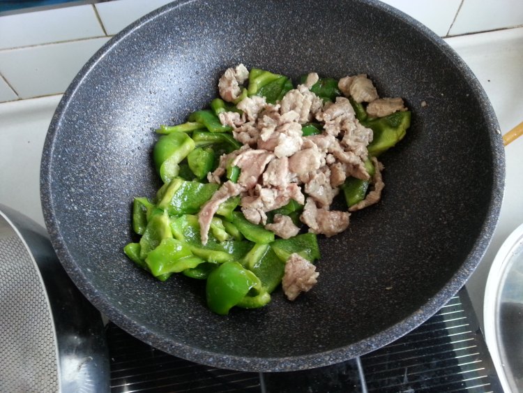 羊肉炒青椒步骤7