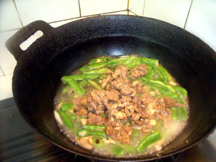 羊肉豆角焖面步骤8