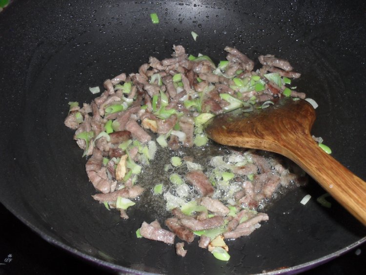 杏鲍菇肉丝盖浇面步骤3